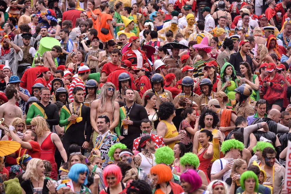 фанаты регби-7 Гонконг, чемпионат по регби-7 в Гонконге, отборочный турнир, сумасшедшие костюмы