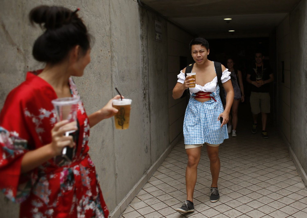 фанаты регби-7 Гонконг, чемпионат по регби-7 в Гонконге, отборочный турнир, сумасшедшие костюмы