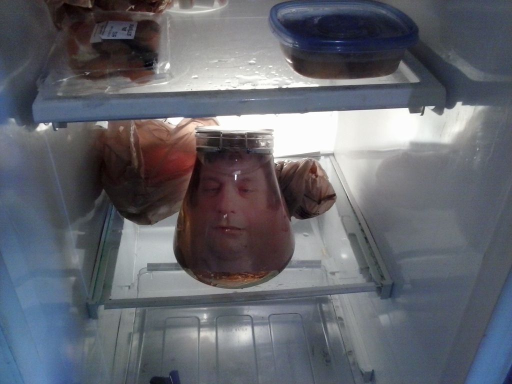 голова в банке прикол, розыгрыш с головой в банке, 1 апреля голова в банке