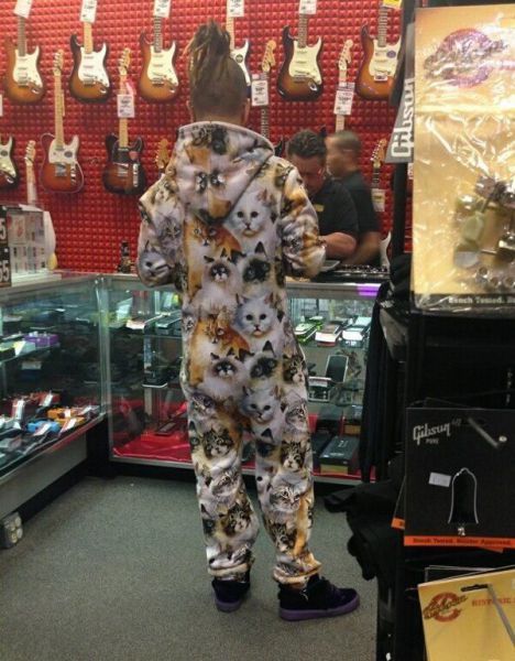 Горе-модники на улицах города, фрики