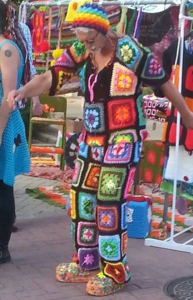 Горе-модники на улицах города, фрики