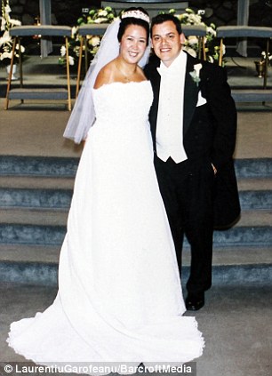 Мать и сын родились без рук, но это не мешает им чистить зубы, кушать и даже играть в компьютерные игры Мать и сын родились без рук, синдром Холта-Орама, родились без рук образ жизни