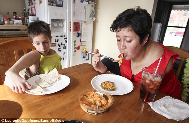 Мать и сын родились без рук, но это не мешает им чистить зубы, кушать и даже играть в компьютерные игры Мать и сын родились без рук, синдром Холта-Орама, родились без рук образ жизни