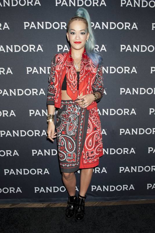 Самые нелепые и безвкусные наряды голливудских знаменитостей за последнее время нелепые наряды голливудских знаменитостей, странные наряды звёзд