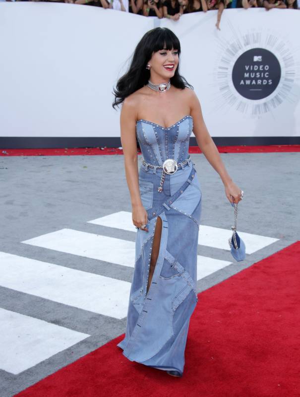 Самые нелепые и безвкусные наряды голливудских знаменитостей за последнее время нелепые наряды голливудских знаменитостей, странные наряды звёзд