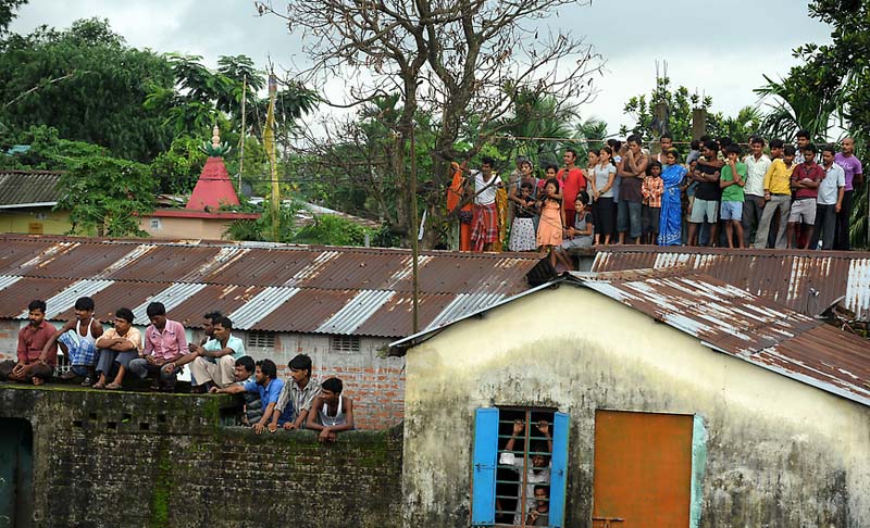 Дикий леопард напал на невинных прохожих в Индии леопард напал на деревню, леопард напал на прохожих Индия