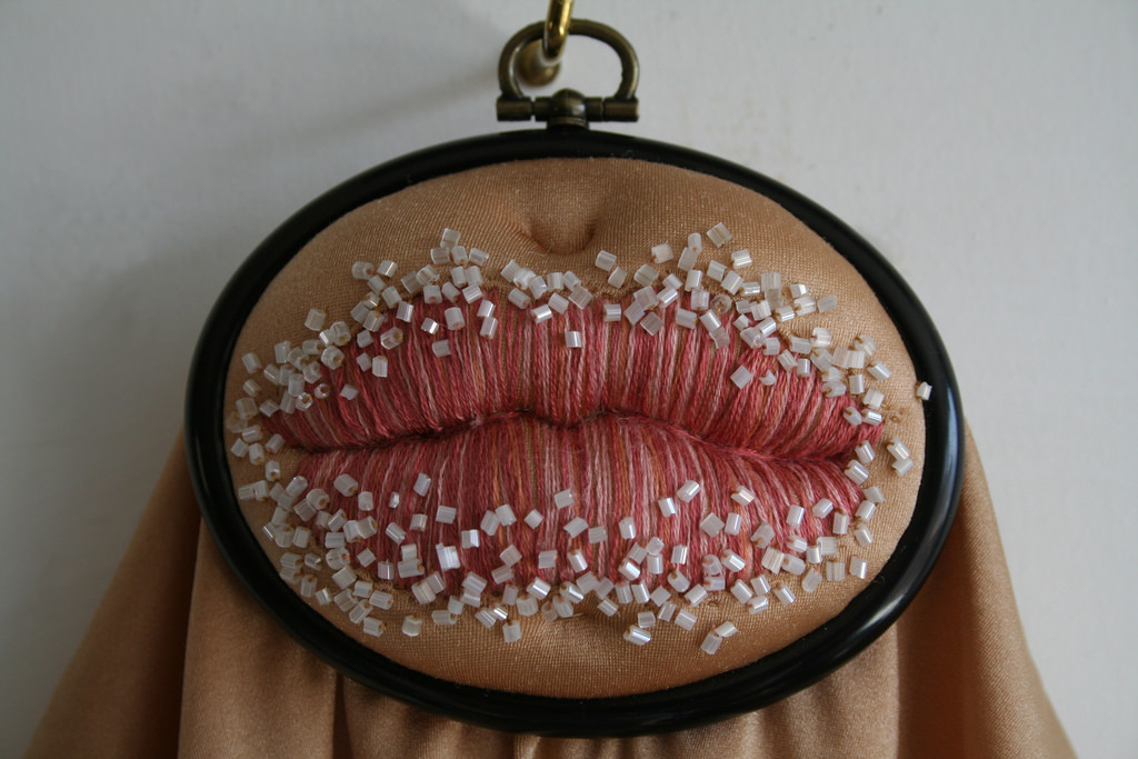 Салли Хеветт, Sally Hewett, Художница вышивает волосатые соски, растяжки, целлюлит 