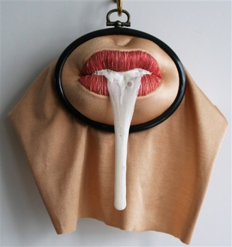 Салли Хеветт, Sally Hewett, Художница вышивает волосатые соски, растяжки, целлюлит 