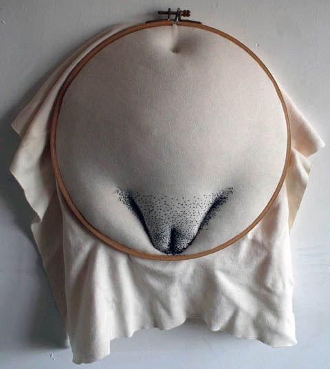 Салли Хеветт, Sally Hewett, Художница вышивает волосатые соски, растяжки, целлюлит 