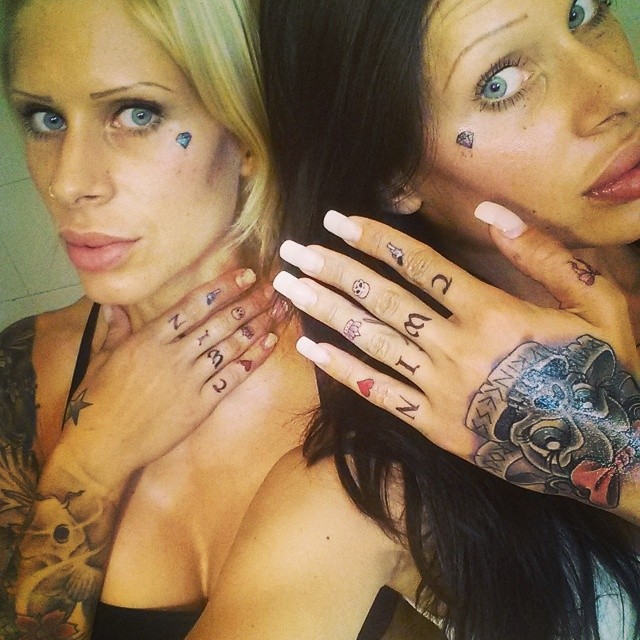 Emma and Sara Koponen, близняшки Сара и Эмма Копонен, близнецы пластические операции 