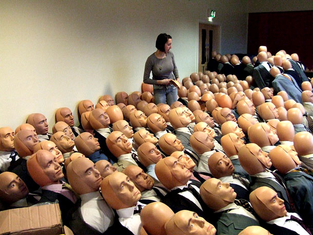 Обман, замена, кино, съемки фильма, вместо, массовка, манекены, куклы