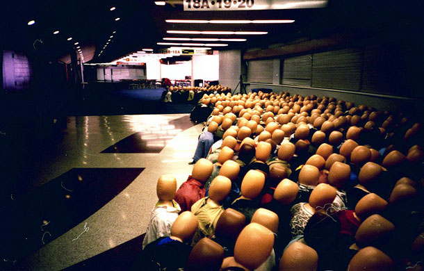 Обман, замена, кино, съемки фильма, вместо, массовка, манекены, куклы