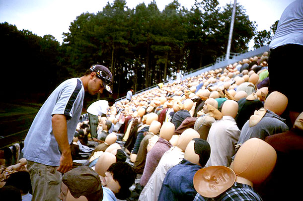 Обман, замена, кино, съемки фильма, вместо, массовка, манекены, куклы