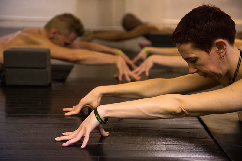 Голая йога - новый вид практики, обретающий всемирную популярность Голая йога, обнажённая йога, Bold & Naked