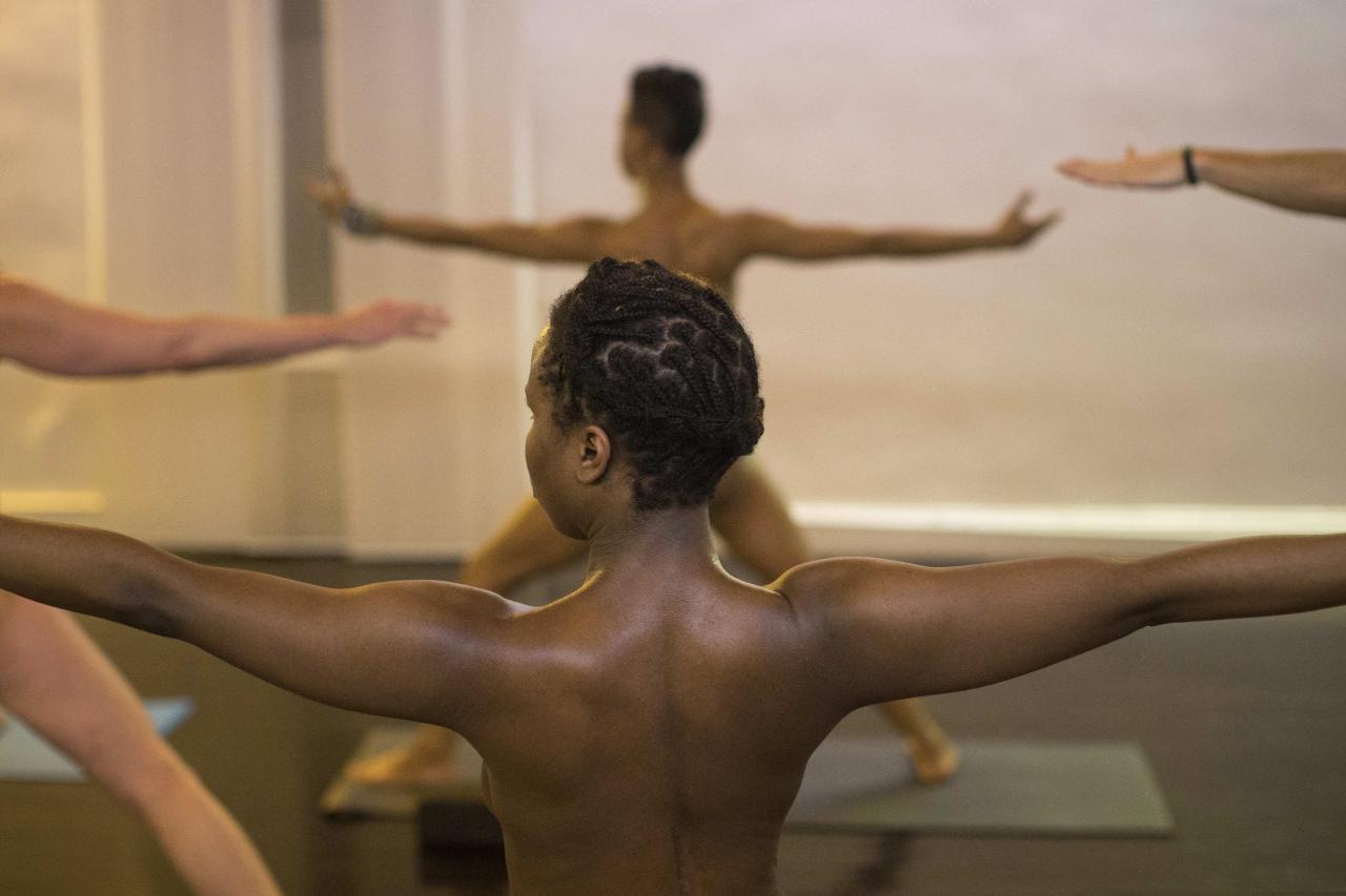 Голая йога - новый вид практики, обретающий всемирную популярность Голая йога, обнажённая йога, Bold & Naked