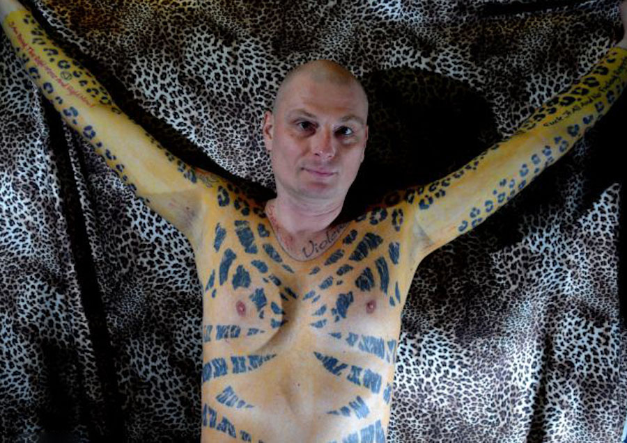 Мужчина-ягуар выставил на продажу собственную кожу, мужчина продвёт свою кожу, Artur Mrozowski