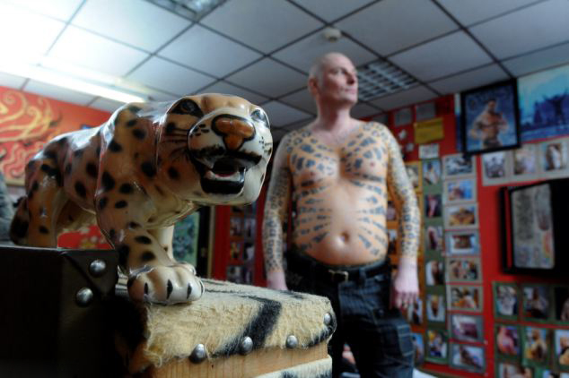 Мужчина-ягуар выставил на продажу собственную кожу, мужчина продвёт свою кожу, Artur Mrozowski