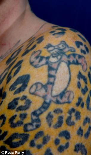 Мужчина-ягуар выставил на продажу собственную кожу, мужчина продвёт свою кожу, Artur Mrozowski