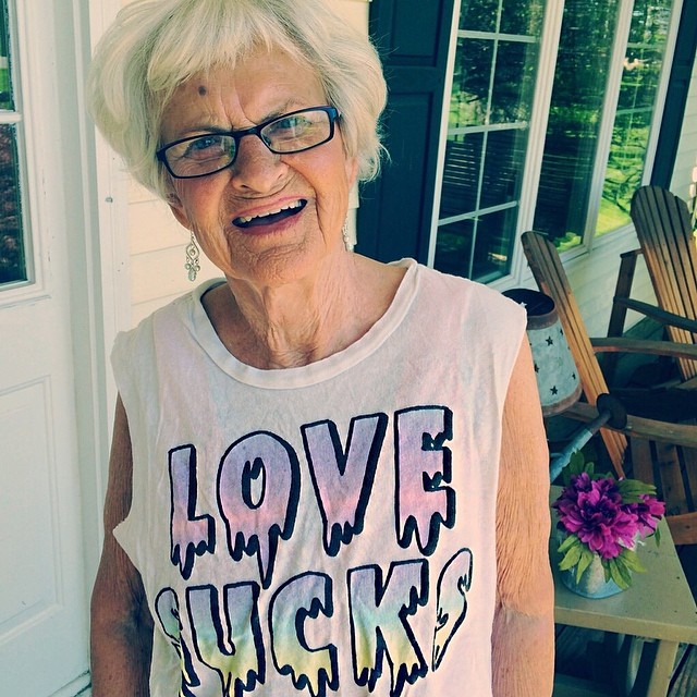 бабушка-хиппи, 86-летняя Бадди Уинкл, Baddie Winkle, звезда Инстаграм. 
