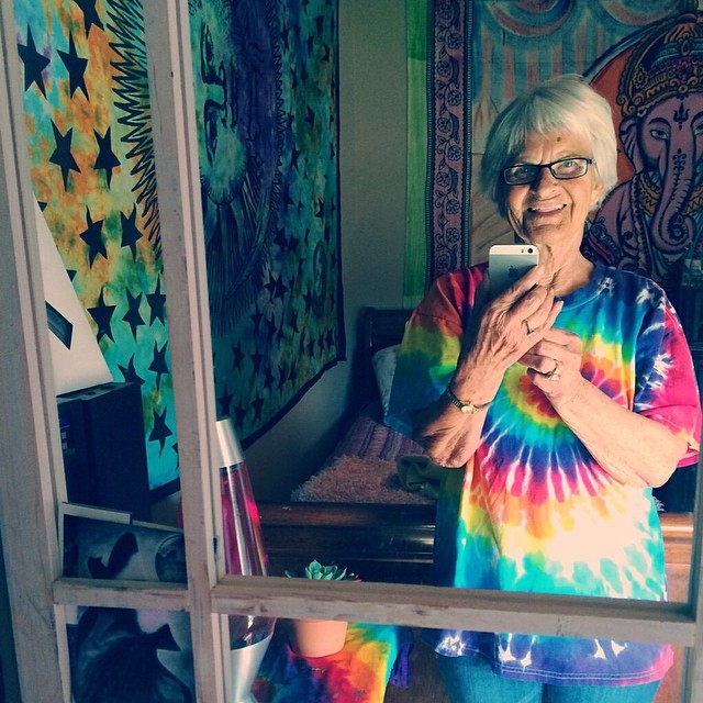 бабушка-хиппи, 86-летняя Бадди Уинкл, Baddie Winkle, звезда Инстаграм