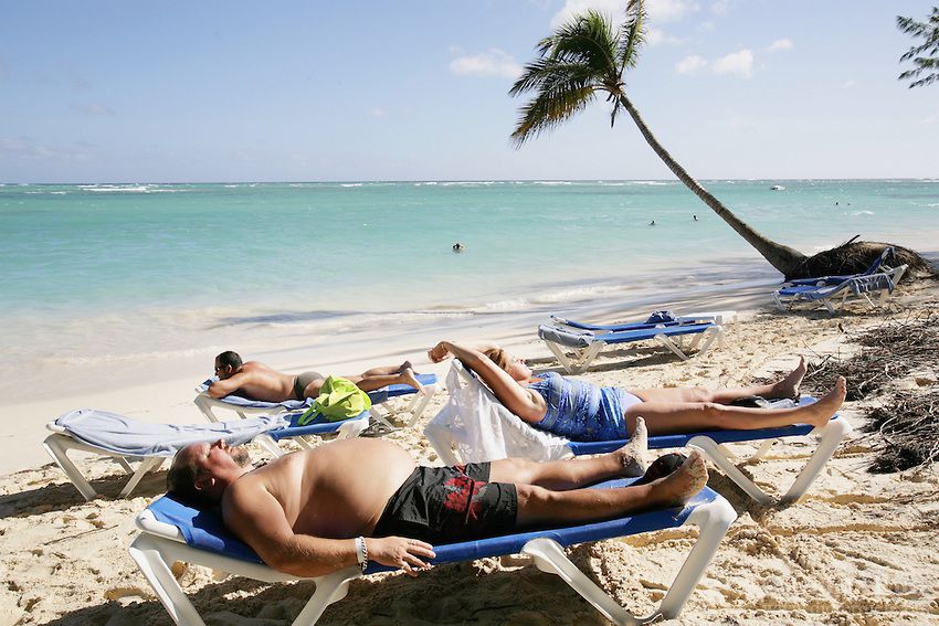 Мужчины на пляжах, которым не мешало бы похудеть fat man, толстые мужчины, мужчины на пляжах, мужской живот