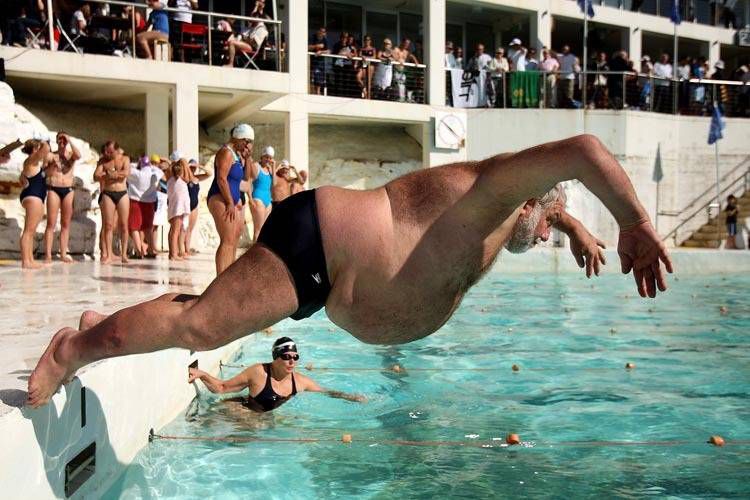 Мужчины на пляжах, которым не мешало бы похудеть fat man, толстые мужчины, мужчины на пляжах, мужской живот