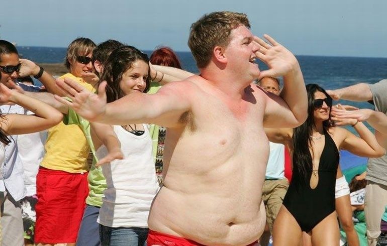 Мужчины на пляжах, которым не мешало бы похудеть fat man, толстые мужчины, мужчины на пляжах, мужской живот