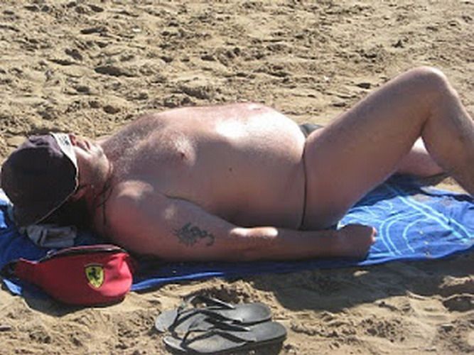 Мужчины на пляжах, которым не мешало бы похудеть fat man, толстые мужчины, мужчины на пляжах, мужской живот