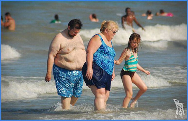 Мужчины на пляжах, которым не мешало бы похудеть fat man, толстые мужчины, мужчины на пляжах, мужской живот