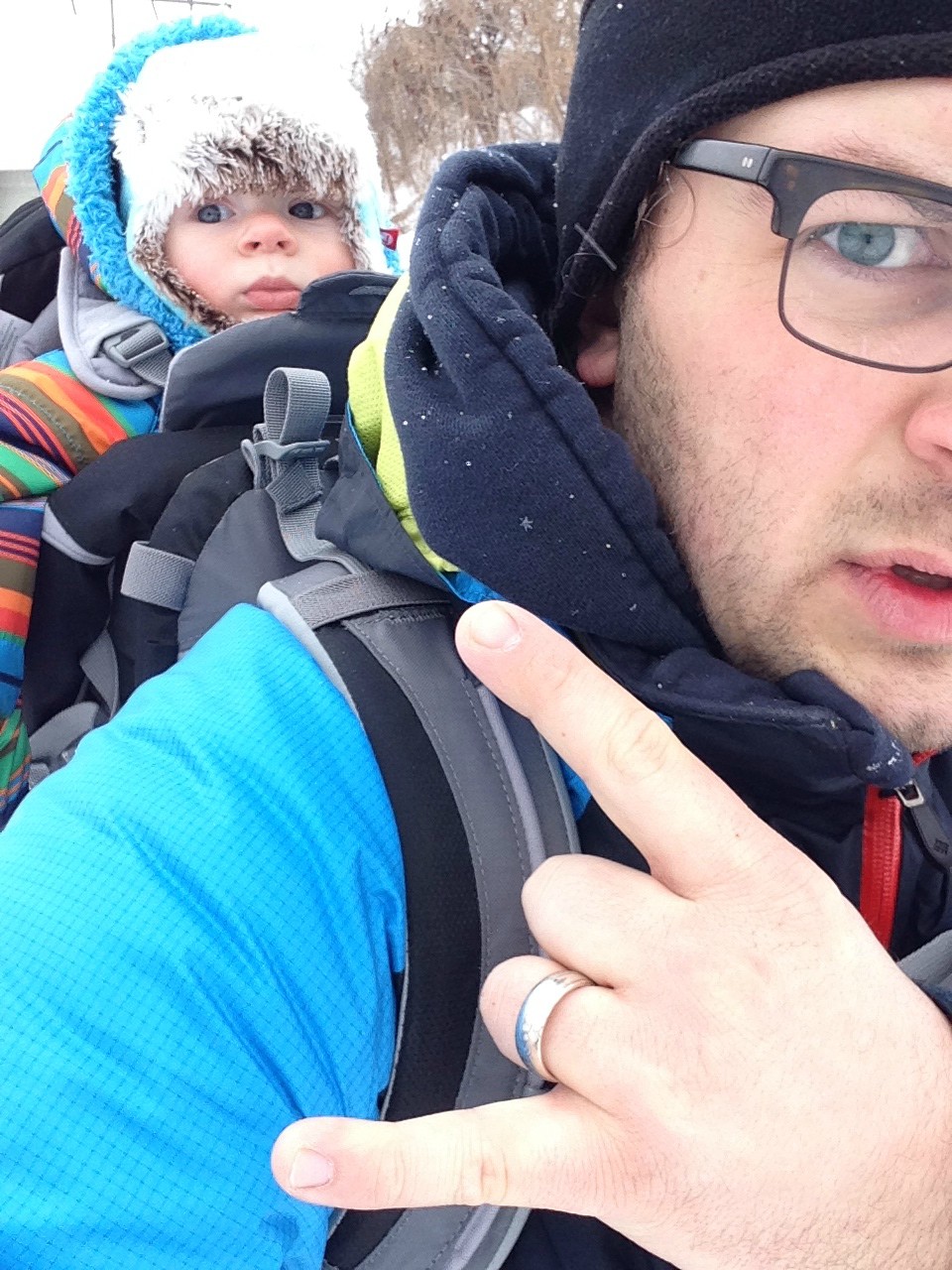 Папа металлист, фотограф Брайан Реда, Brian Reda, рок жест коза, ребенок возле медведя