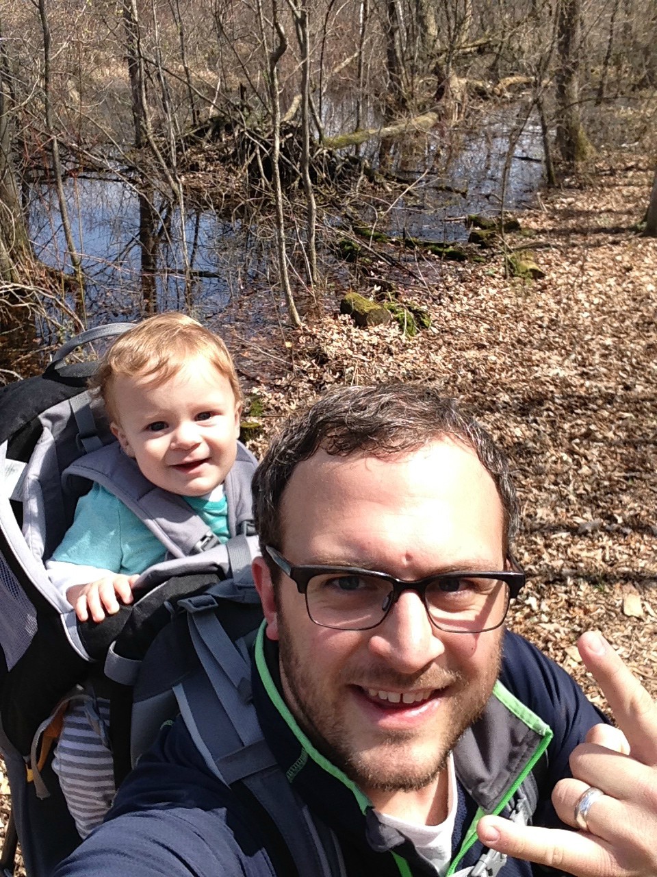 Папа металлист, фотограф Брайан Реда, Brian Reda, рок жест коза, ребенок возле медведя