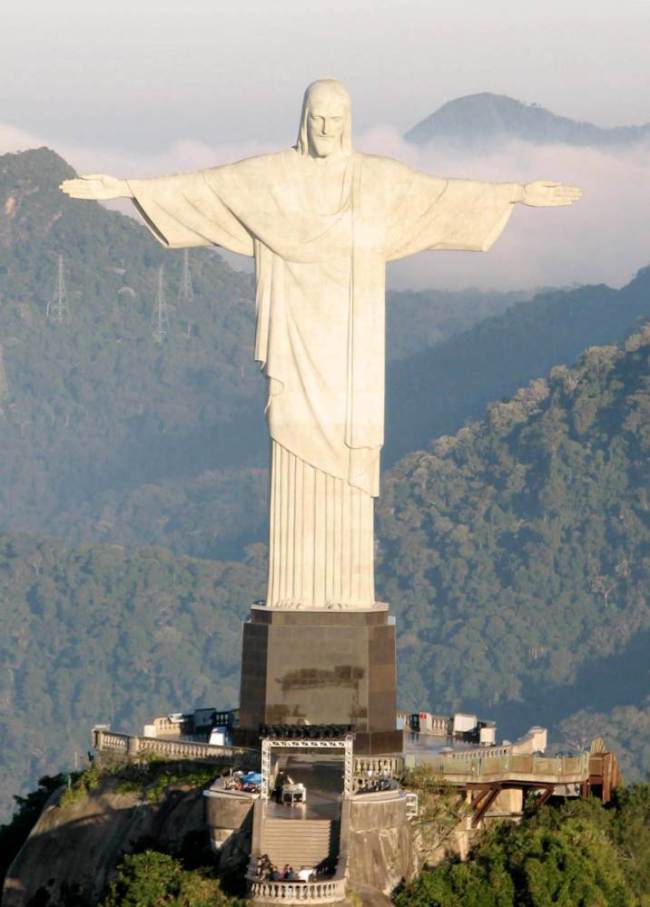 Статую Христа-Искупителя в Бразилии восстанавливают после удара молнии