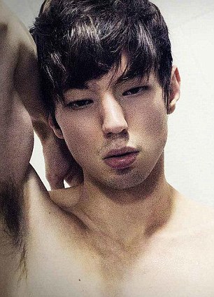 Парень прошел через 10 пластических операций, чтобы стать похожим на корейца парень пластические операции в корейца, парень стал похожим на корейца, пластика чтобы стать корейцем