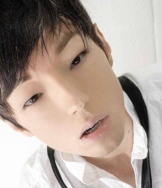 Парень прошел через 10 пластических операций, чтобы стать похожим на корейца парень пластические операции в корейца, парень стал похожим на корейца, пластика чтобы стать корейцем