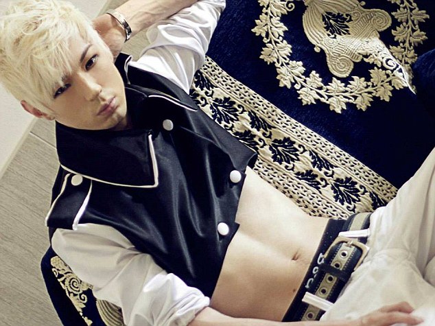 Парень прошел через 10 пластических операций, чтобы стать похожим на корейца парень пластические операции в корейца, парень стал похожим на корейца, пластика чтобы стать корейцем