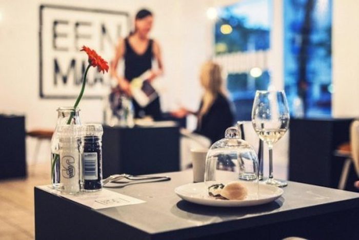 Eenmaal - первый ресторан для одиноких людей ресторан Eenmaal, ресторан для одиноких людей, Eenmaal ресторан Амстердам