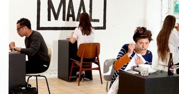 Eenmaal - первый ресторан для одиноких людей ресторан Eenmaal, ресторан для одиноких людей, Eenmaal ресторан Амстердам