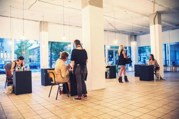 Eenmaal - первый ресторан для одиноких людей ресторан Eenmaal, ресторан для одиноких людей, Eenmaal ресторан Амстердам