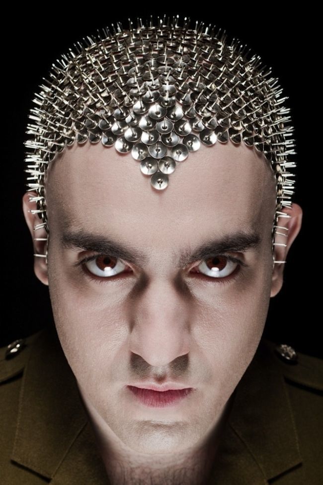 Филип Левин, Philip Levine, художник рисует на лысине