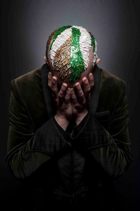 Филип Левин, Philip Levine, художник рисует на лысине