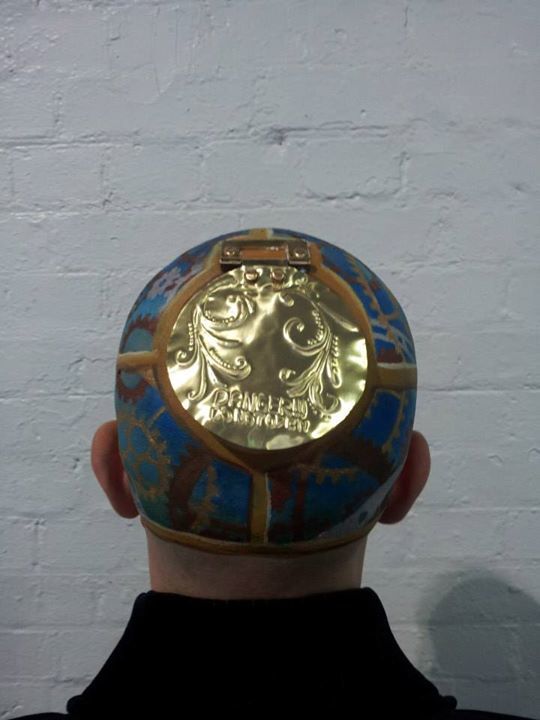 Филип Левин, Philip Levine, художник рисует на лысине