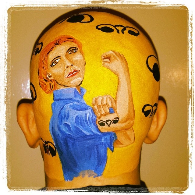 Филип Левин, Philip Levine, художник рисует на лысине