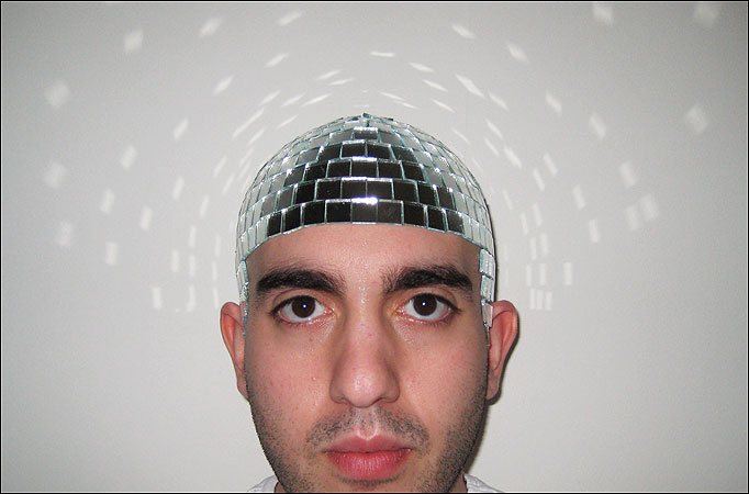 Филип Левин, Philip Levine, художник рисует на лысине