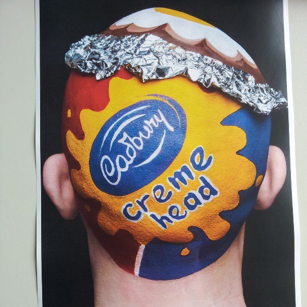 Филип Левин, Philip Levine, художник рисует на лысине