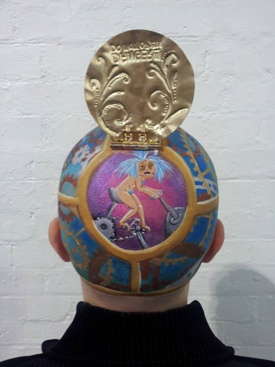 Филип Левин, Philip Levine, художник рисует на лысине