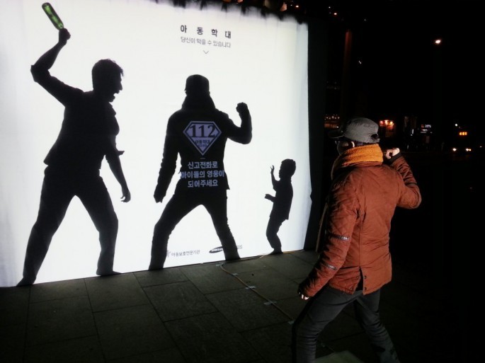 реклама против жестокого обращения с детьми, реклама дети насилие, свет тени реклама насилие над детьми