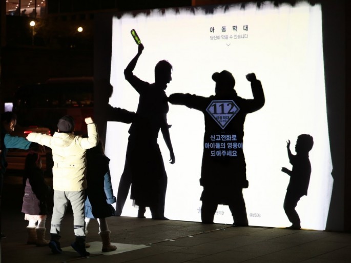 реклама против жестокого обращения с детьми, реклама дети насилие, свет тени реклама насилие над детьми