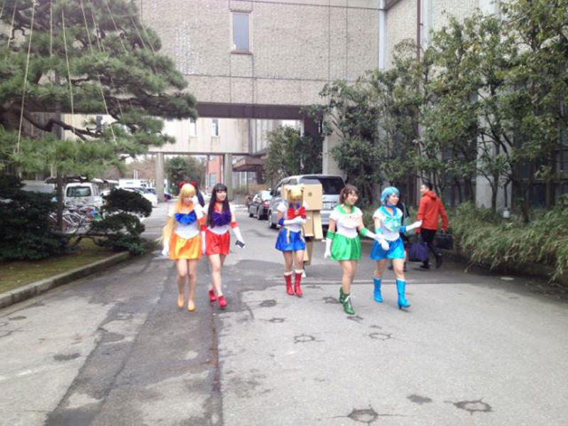 Сумасшедшие, костюмы, японских студентов, на вручении дипломов колледжа