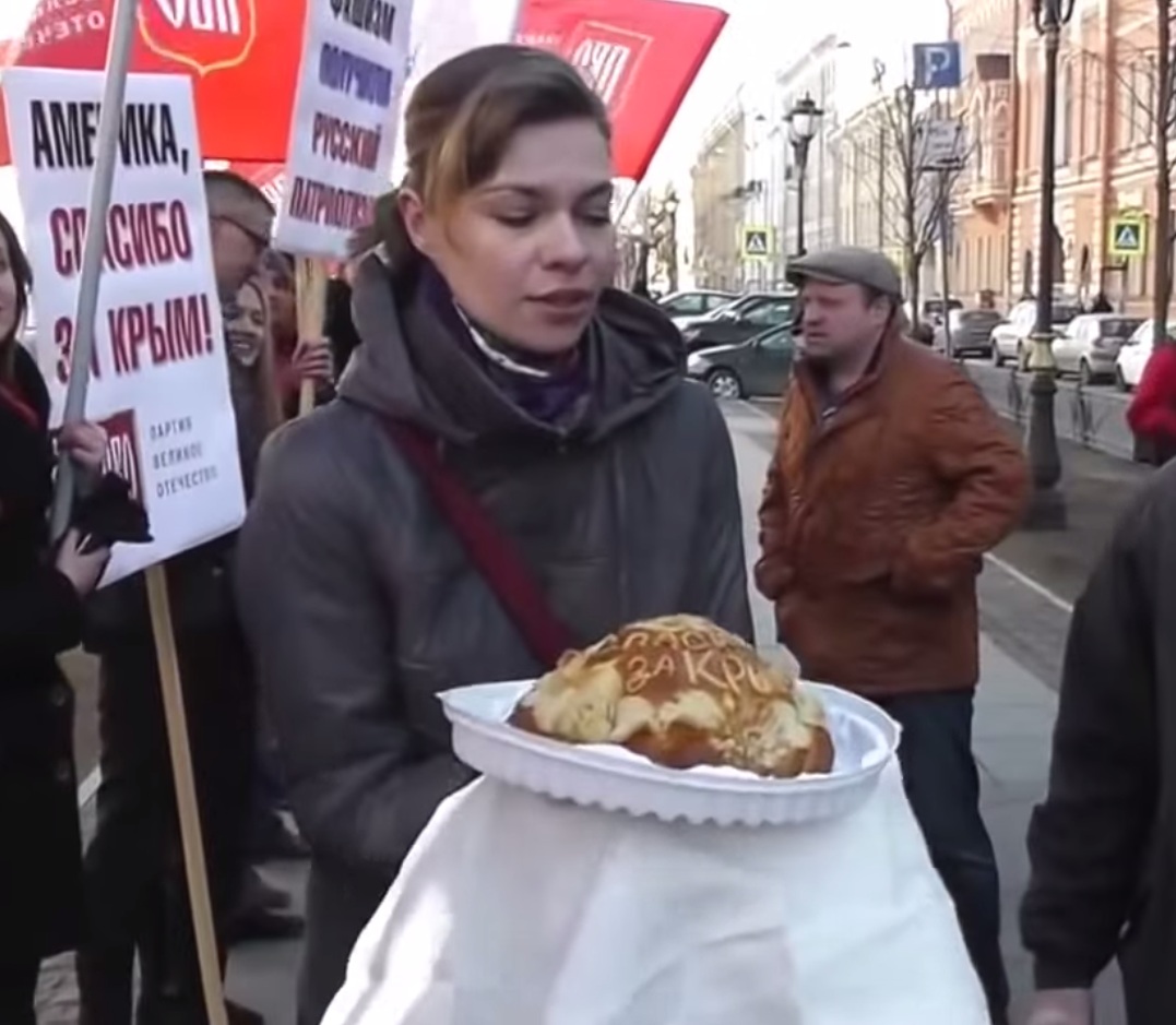 Россияне отблагодарили американцев за Крым возле консульства США подарили каравай, Россияне отблагодарили американцев за Крым, американцам подарили каравай за Крым, спасибо за Крым