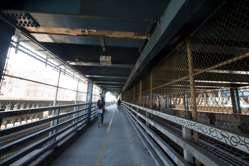 жилище в Манхэттенском мосту, бездомные жили в мосту Манхэттена, полицейские нашли азиата в мосту